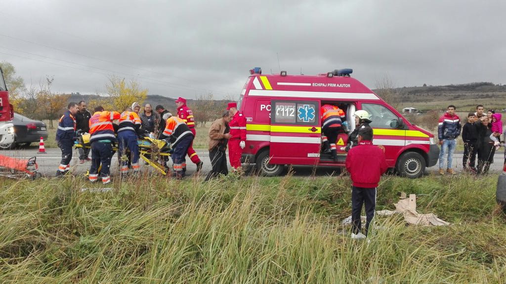 Trei oameni au ajuns la spital, după ce s-au răsturnat cu mașina în Timiș. Doi sunt în stare gravă - FOTO
