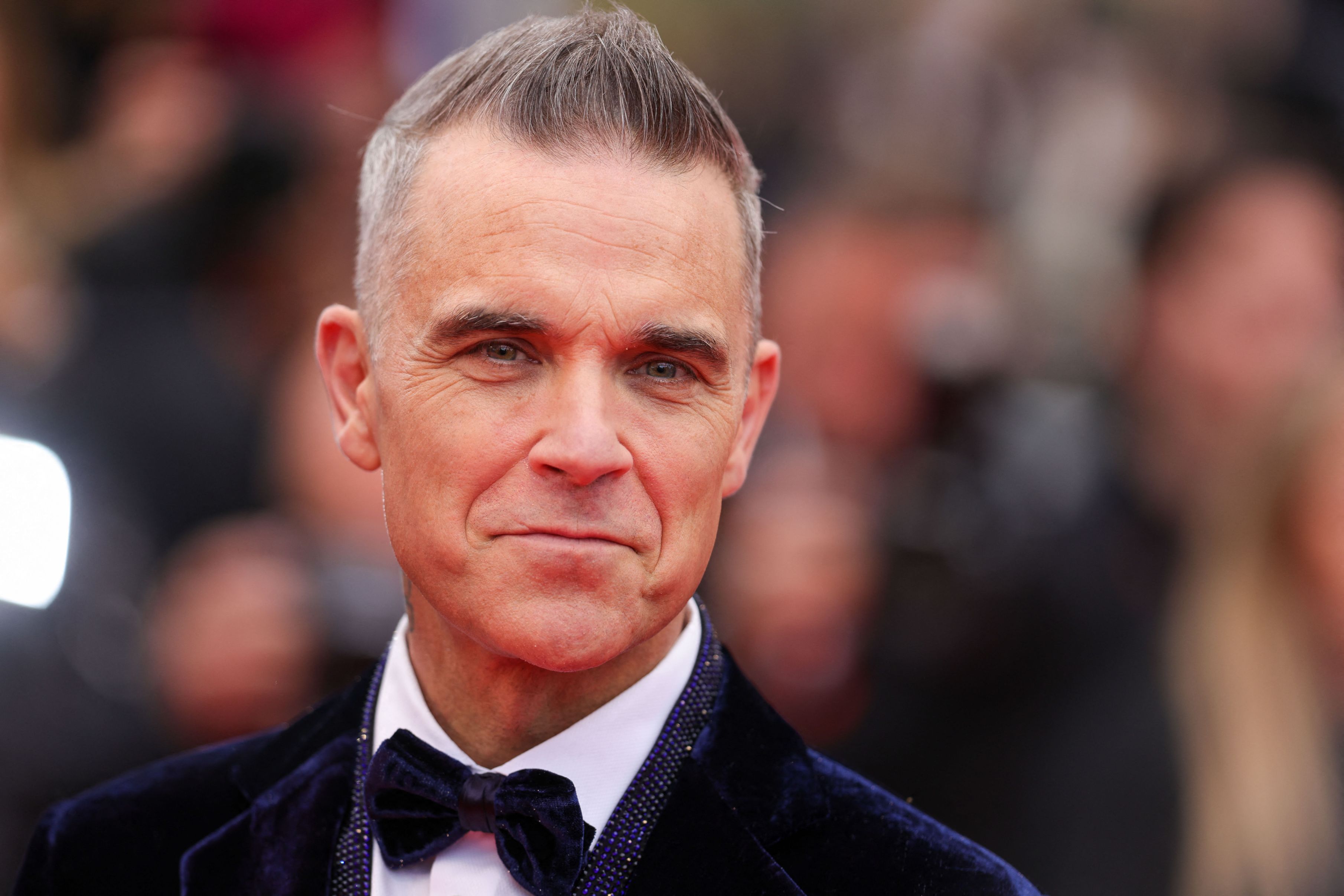 FOTO. Robbie Williams, lecție de eleganță la Cannes. A venit să vadă filmul cu DiCaprio și De Niro. Peste două săptămâni vine la București