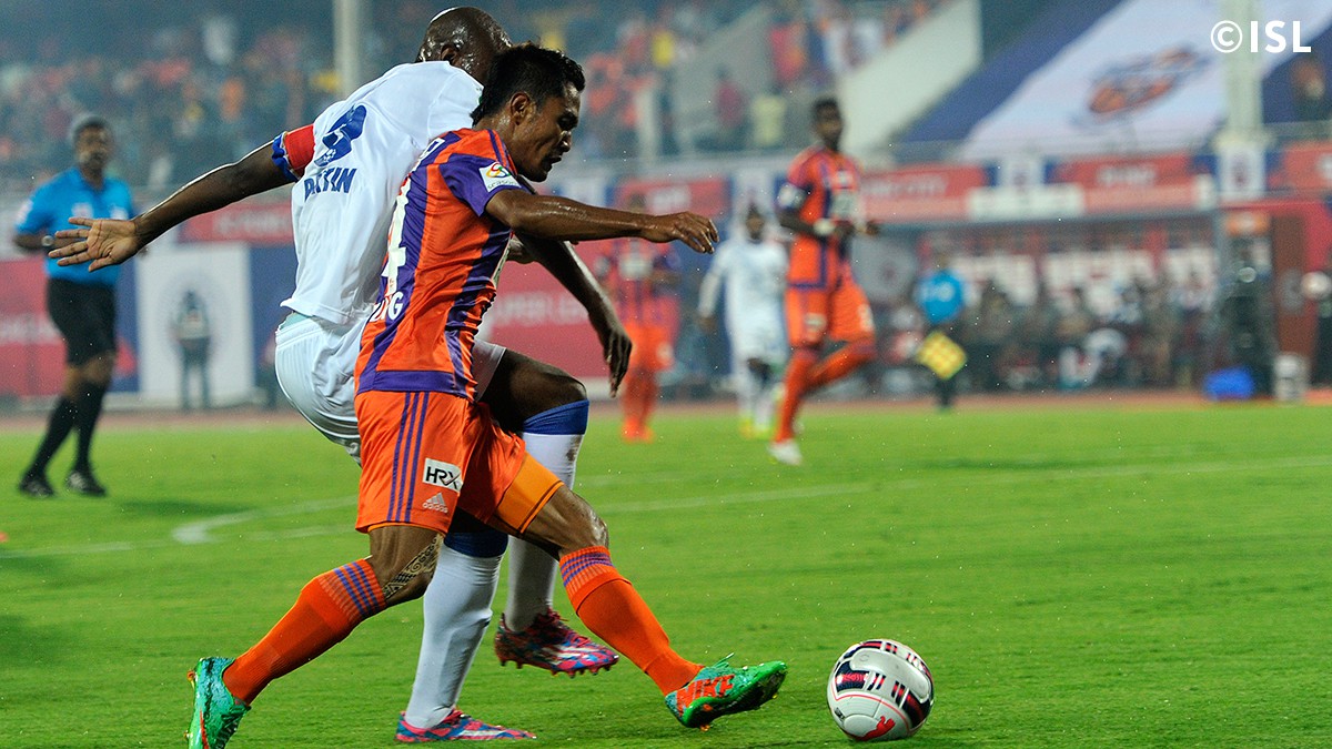 Mutu și-a început cu o pasă de gol aventura în India! Vrea să redevină titular la națională, dar a început ca rezervă partida Pune - Mumbay 3-1. ^Piteșteanul a intrat pe teren în minutul 61. Tricolorul a fluturat în tribune / FOTO