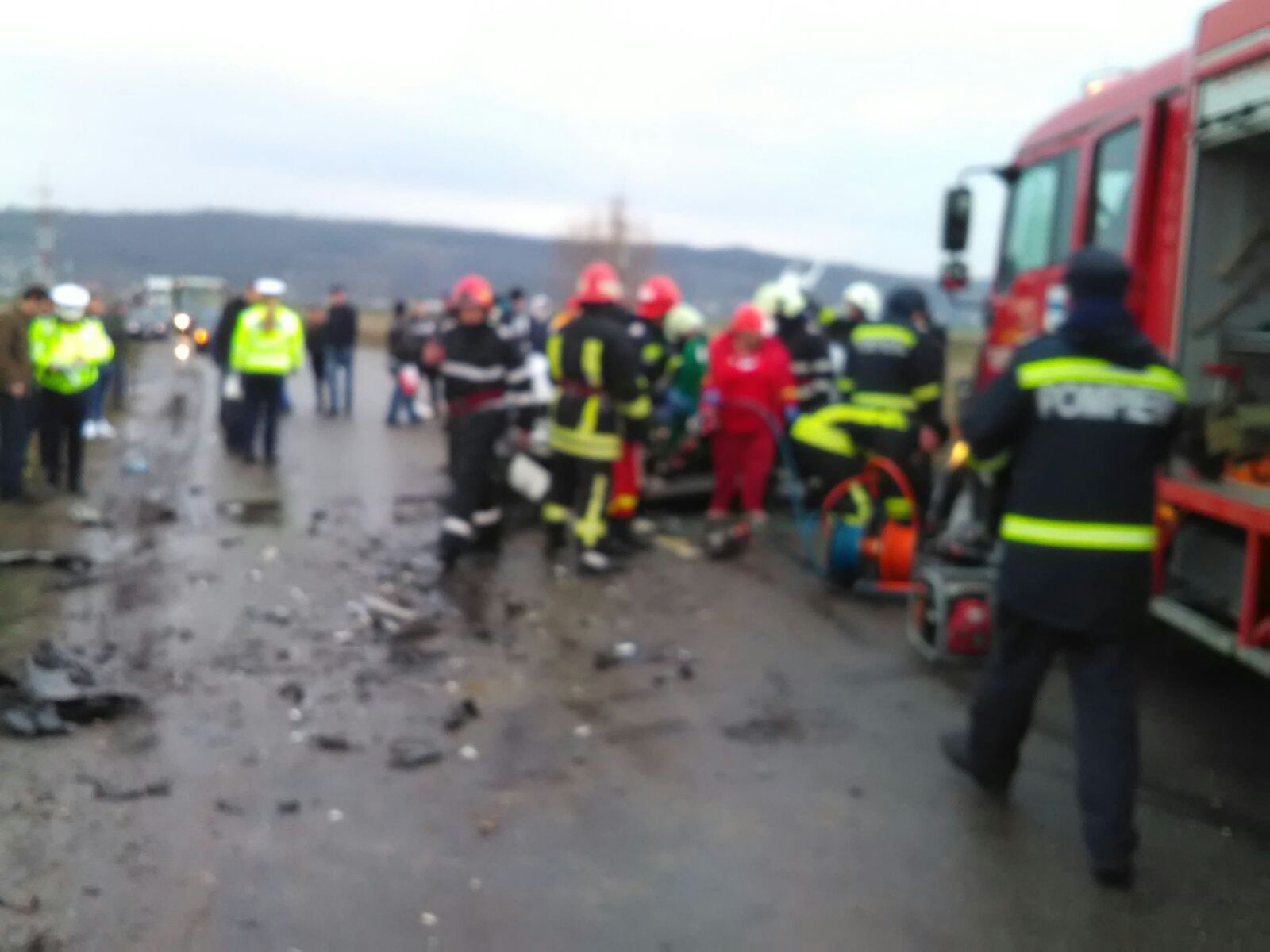 UPDATE / Accident mortal, provocat un șofer băut. Două mașini s-au ciocnit frontal la ieșirea din Vaslui