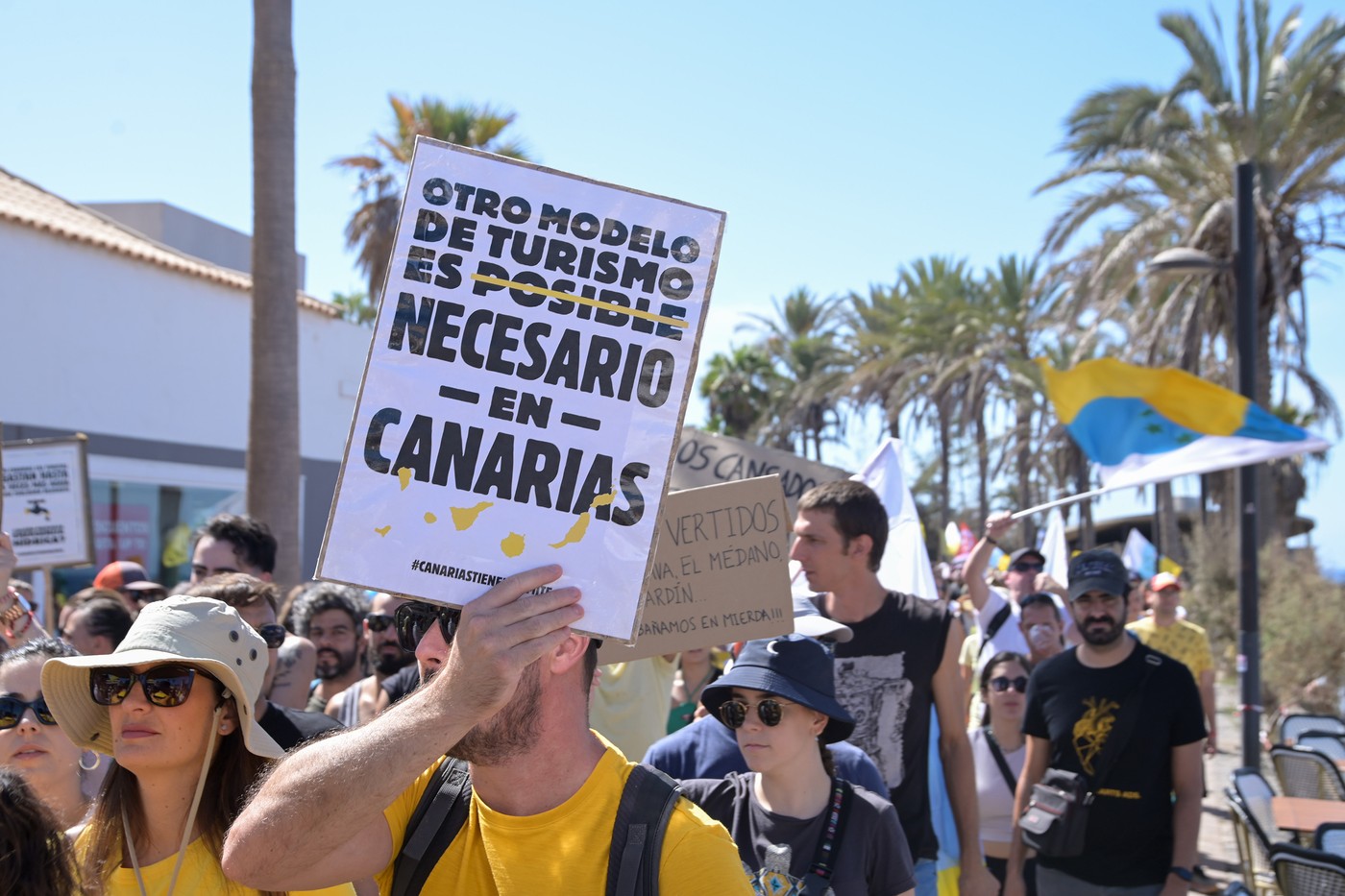 Turiștii străini din Tenerife, goniți de localnicii deranjați de turismul excesiv: „Nu avem paturi suficiente pentru toți" | VIDEO