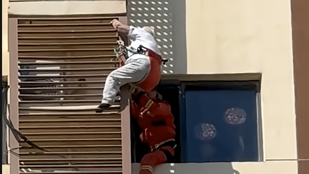 Pókembert megszégyenítő módon próbált lemászni a 27. emeleti lakásából egy 89 éves nő Kínában – videó