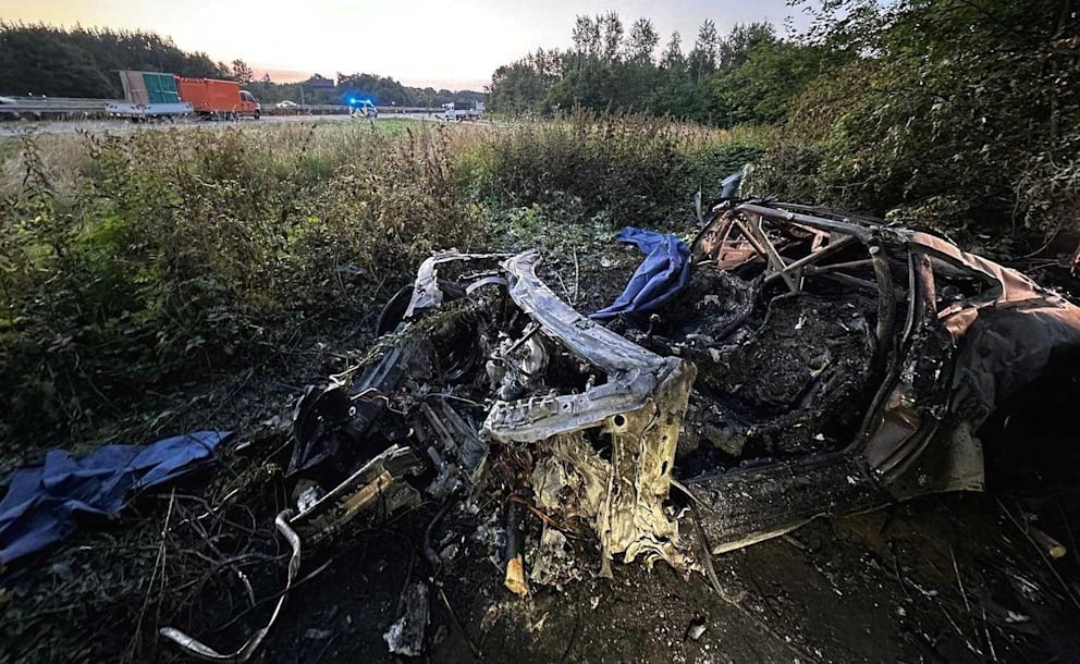 Un bărbat și fiul său au murit carbonizați, după ce mașina lor a fost aruncată la 250 de metri de șosea. Cei doi participau la o cursă ilegală