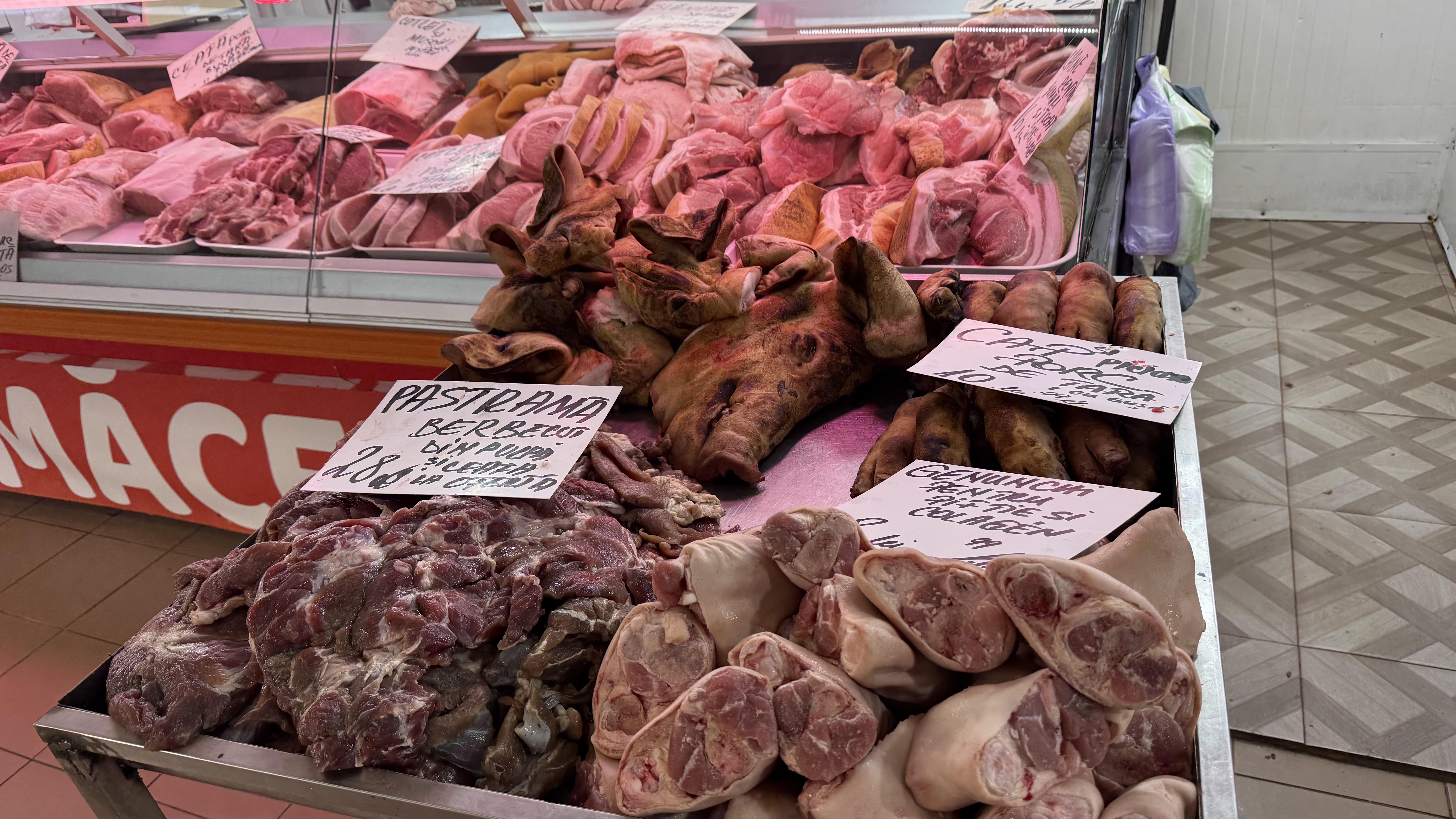 A început bătălia pentru carnea de porc. Reportaj în hala Obor: cât ne costă preparatele pentru sarmale și tobă?