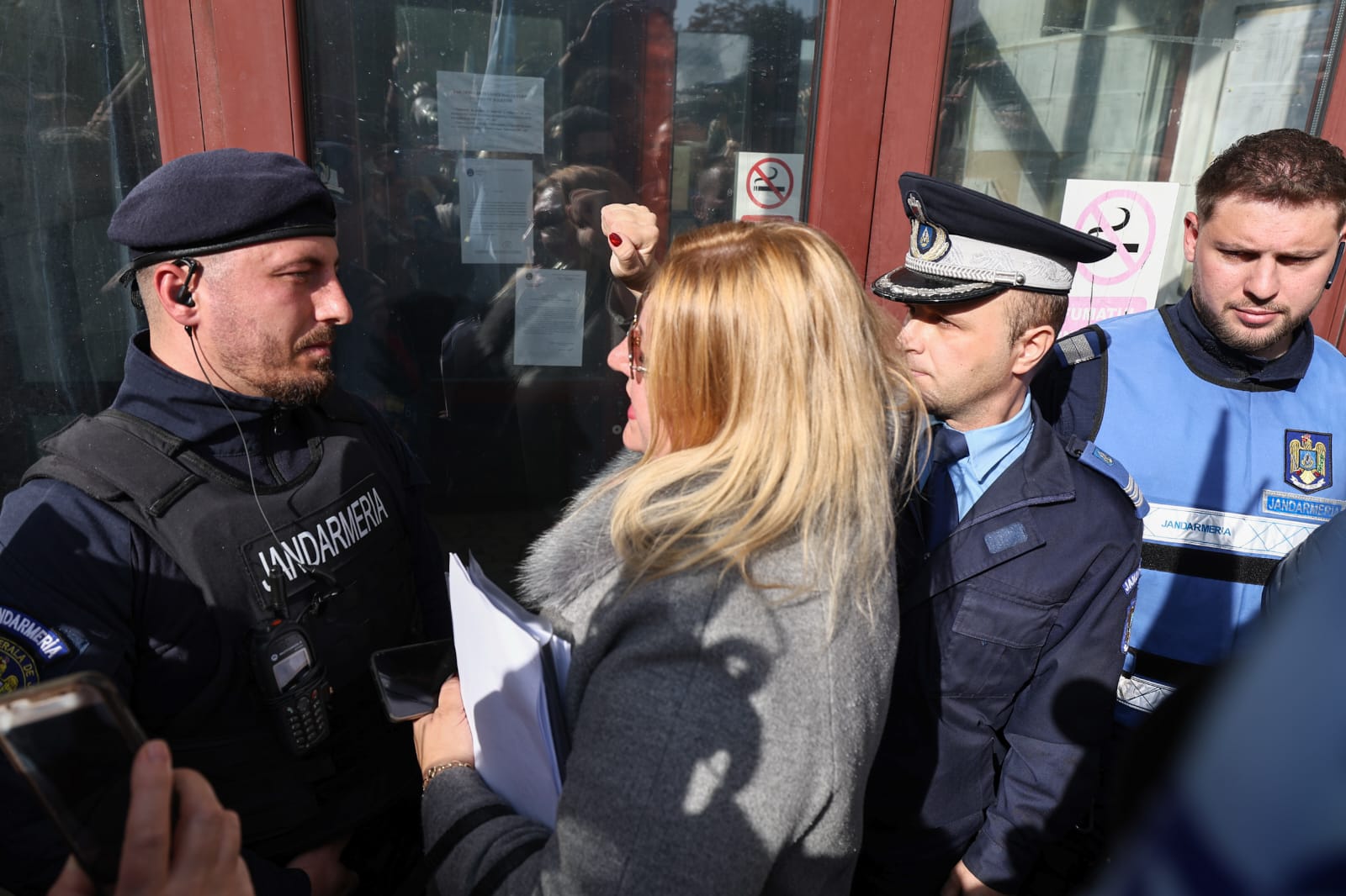 Diana Șoșoacă n-a fost lăsată să intre în Parchetul General, ca să depună plângere împotriva judecătorilor CCR