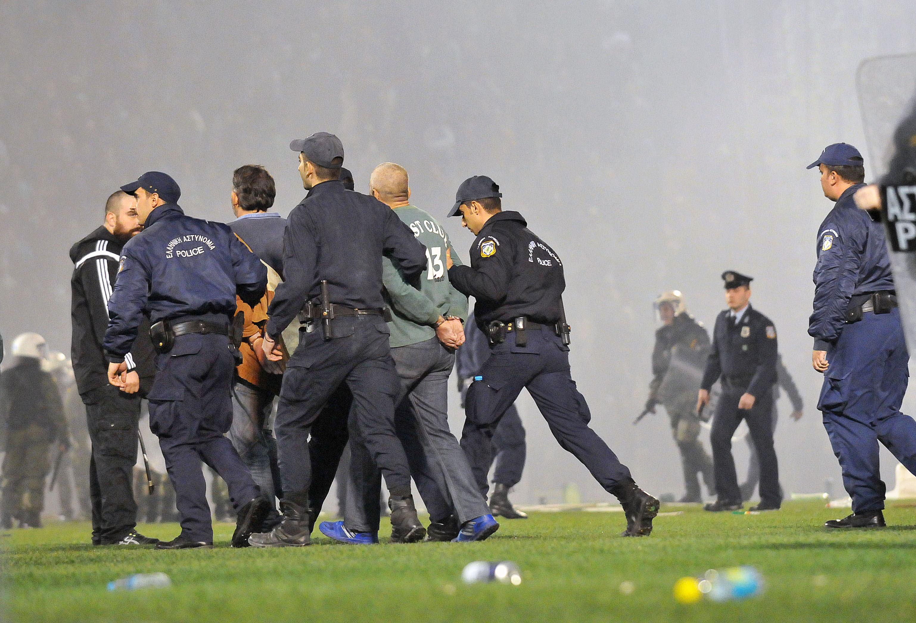 Haos la Atena. Derby-ul campionatului Greciei, anulat din cauza violenței / GALERIE FOTO&VIDEO