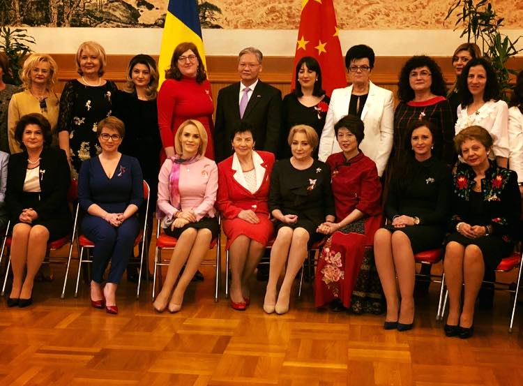 Gabriela Firea și Viorica Dăncilă au gătit de 8 Martie. Uite ce sorțuri poartă