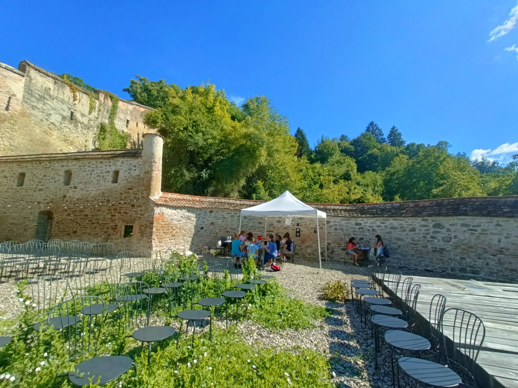 Alma Vii, satul săsesc din Transilvania readus la viață după refacerea bisericii fortificate vechi de 700 de ani. „Frigiderul” medieval, una dintre atracțiile locului 