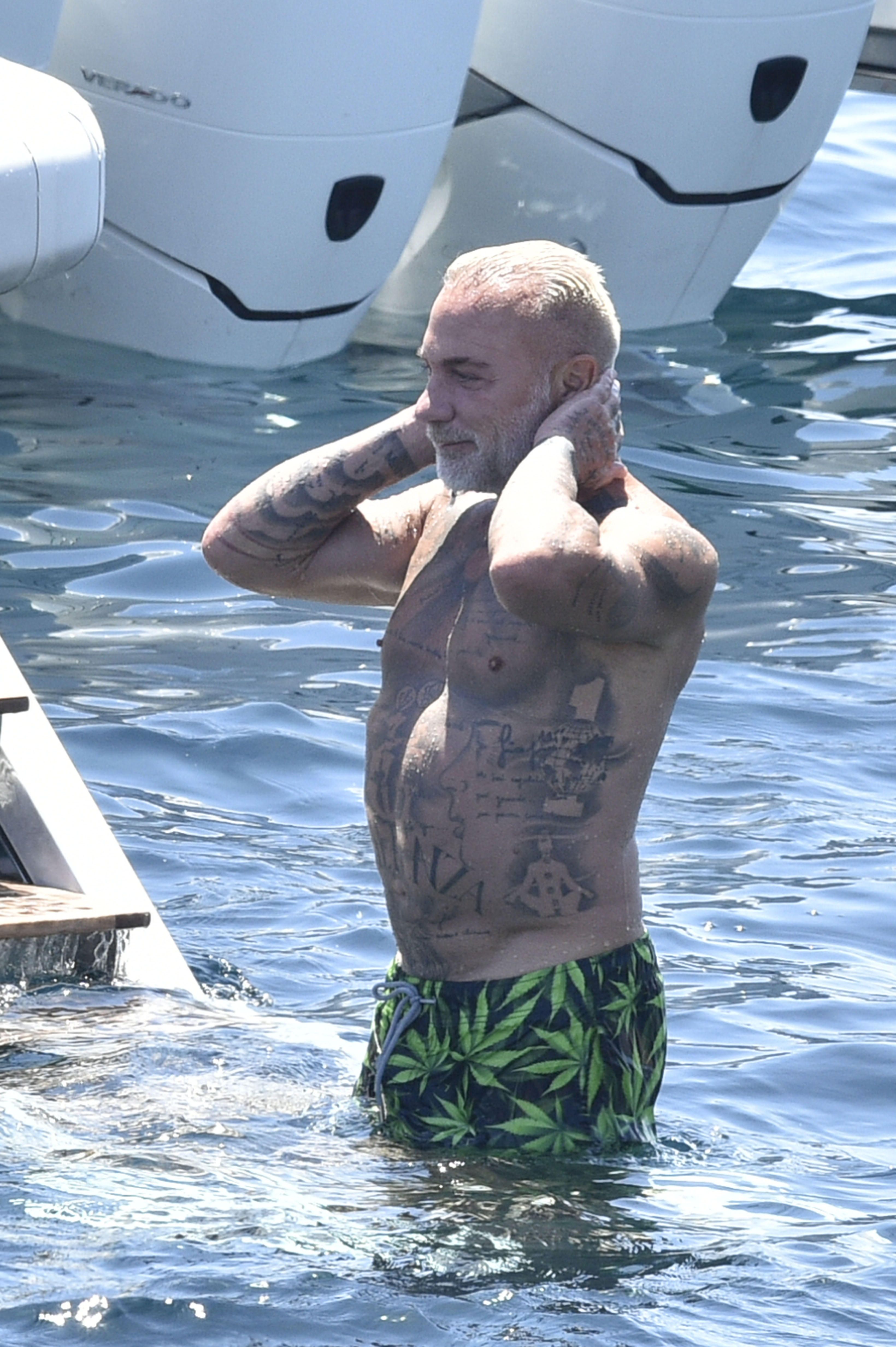 Ce a spus Gianluca Vacchi după ce fanii au afirmat că e bolnav: „Să ne rugăm pentru el”. Cum a apărut la 58 de ani