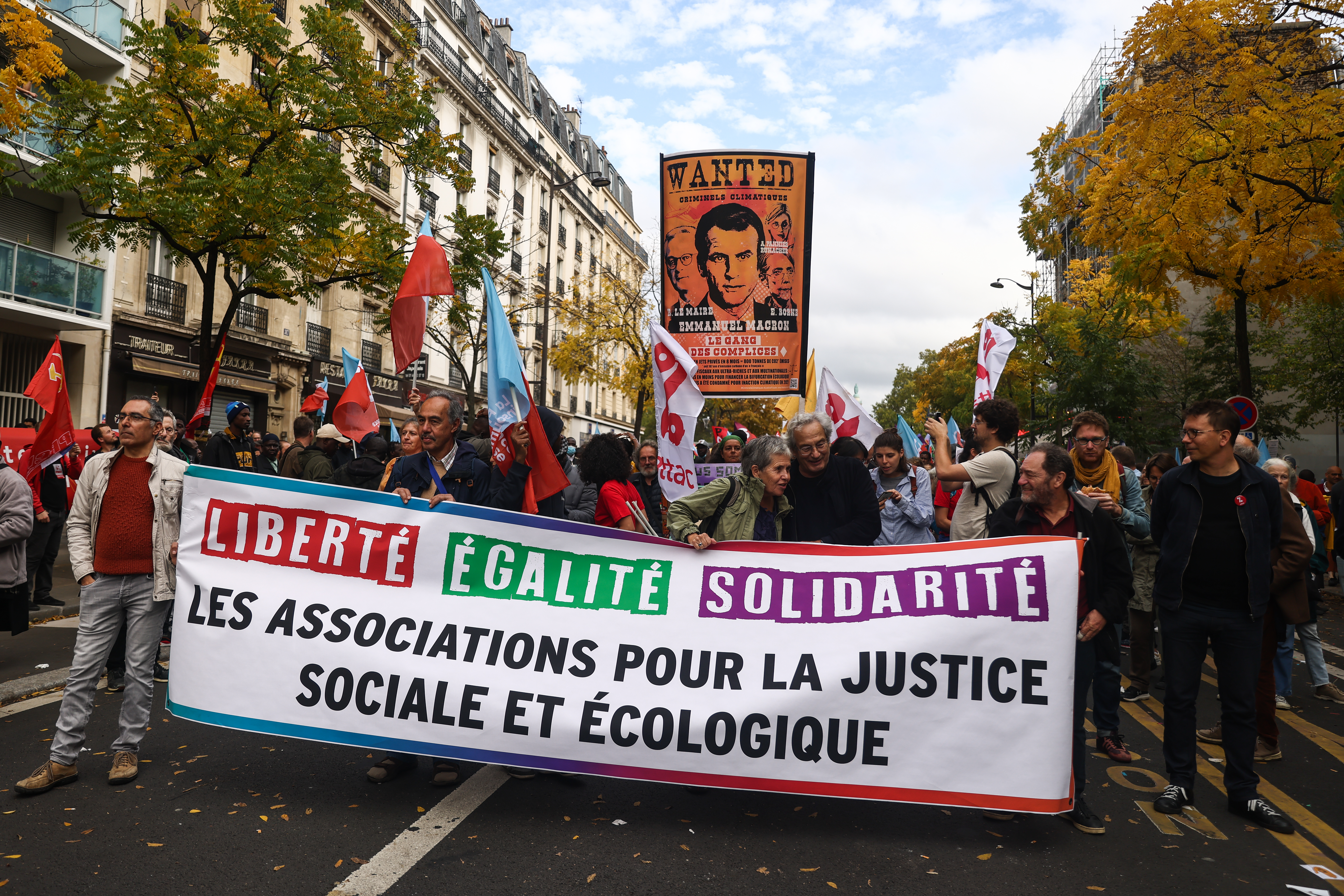 Protest uriaș la Paris. Laureata premiului Nobel pentru literatură, între cei 30.000 de manifestanți