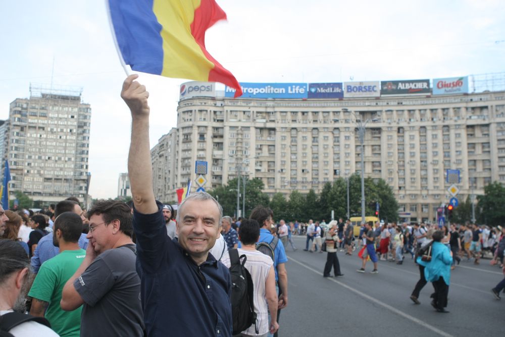 FOTO&VIDEO/ Câteva mii de persoane au protestat în Piața Victoriei, joi seară