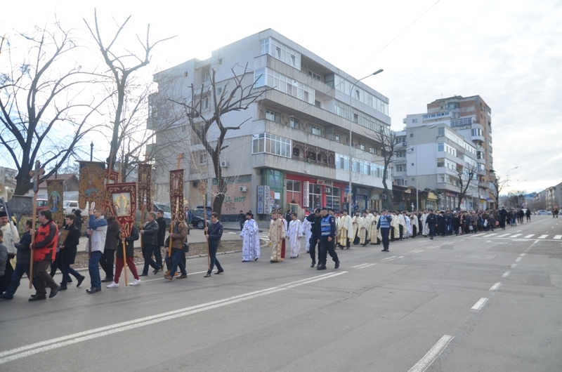 VIDEO: Peste 10.000 de oameni s-au călcat în picioare pentru agheasmă, la Constanța. În loc de gerul Bobotezei, o vreme de primăvară