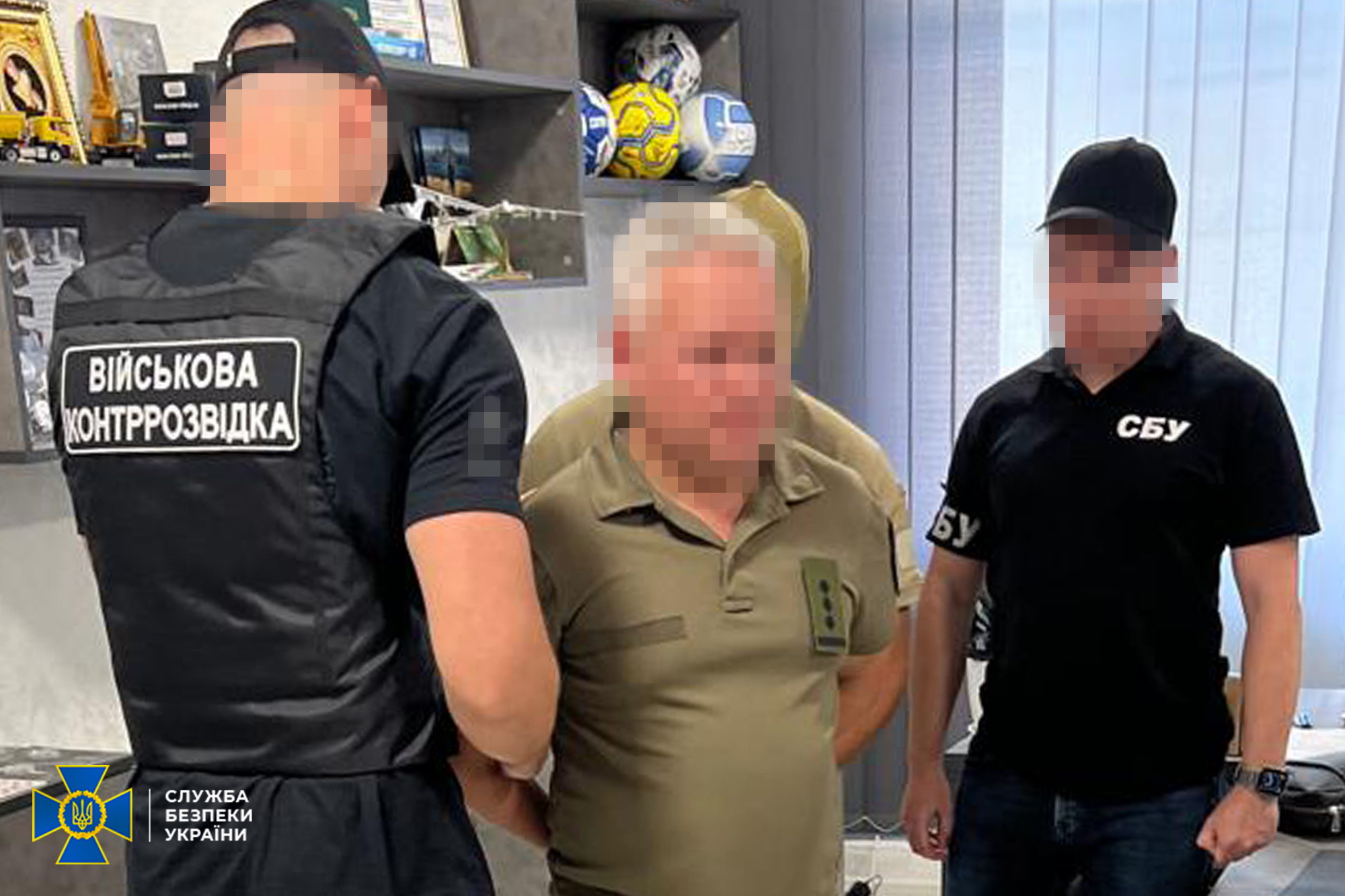 Șefii a două centre de recrutare din Ucraina au fost reținuți pentru o fraudă de 1,2 milioane de dolari. Banii, ascunși sub podea sau în pereți