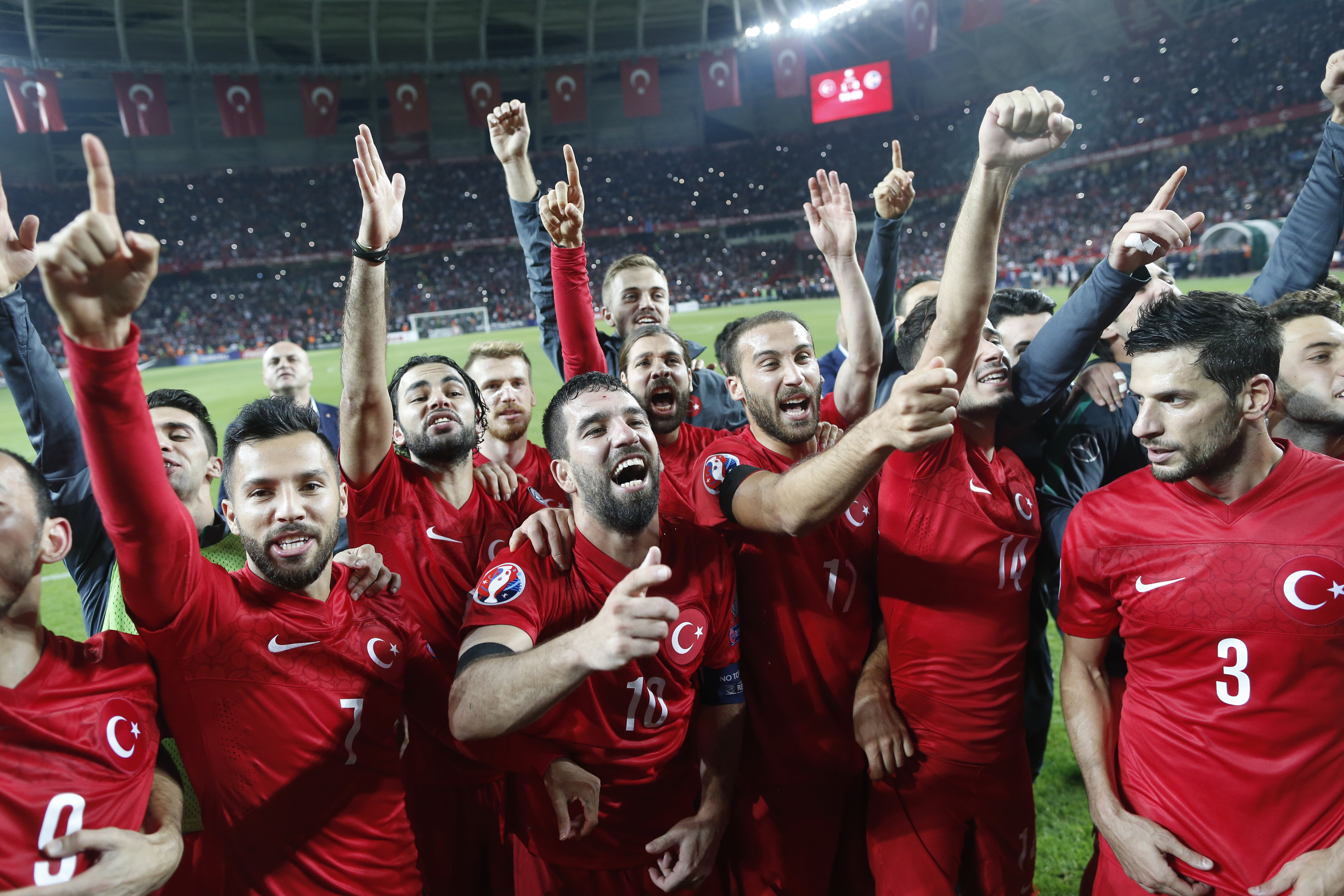 Ea e muza jucătorului pe care-l divinizează toată Turcia. Selcuk ”Xavi” Inan a adus calificarea directă a Turciei la Euro 2016 cu o bijuterie de gol, în ultimul minut. ^Cum au reacționat comentatorii turci. Imaginile FERICIRII de la Konya