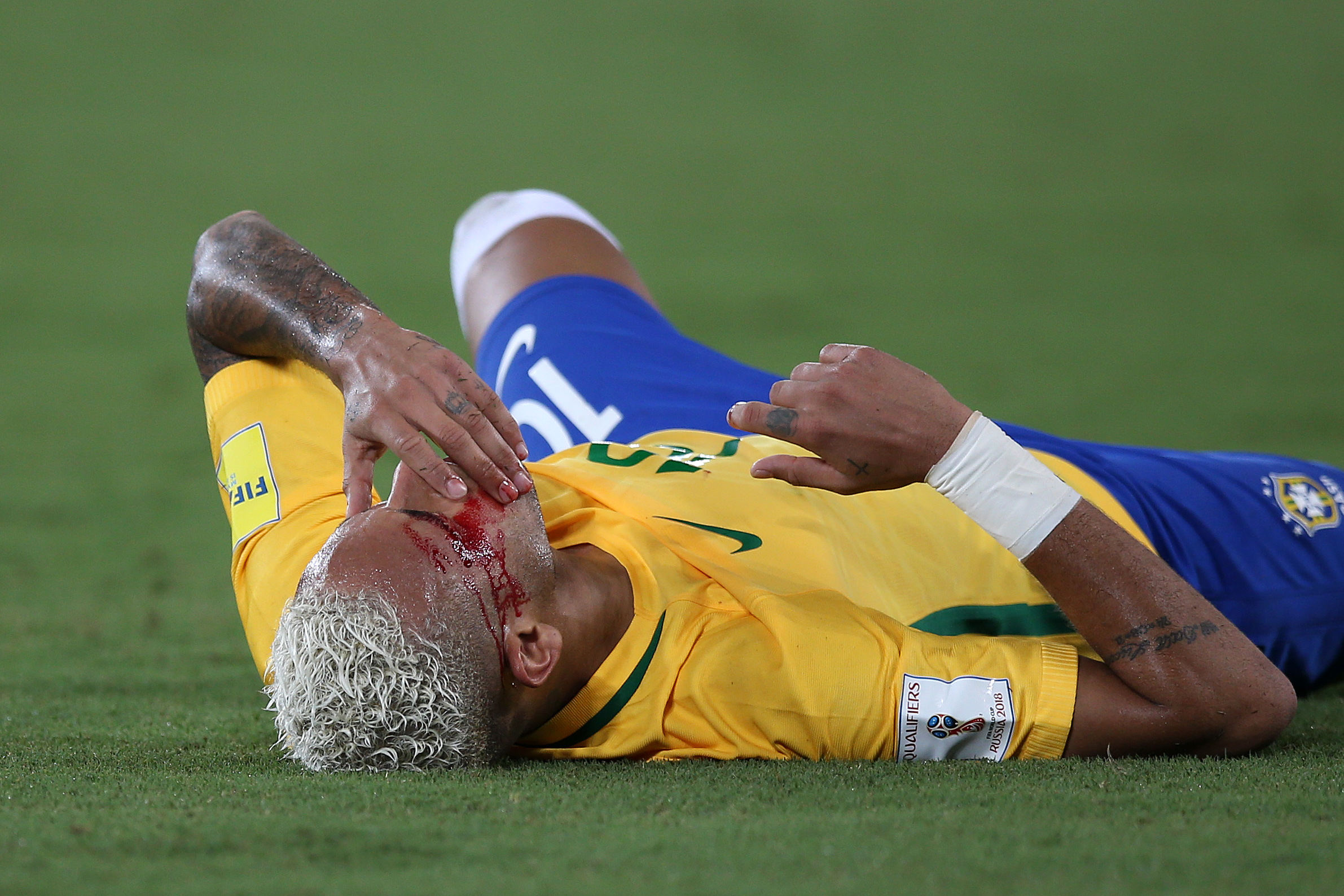 Neymar a plătit cu sânge golul 300. Un bolivian i-a spart fața starului Barcelonei cu un procedeu de MMA / GALERIE FOTO&VIDEO