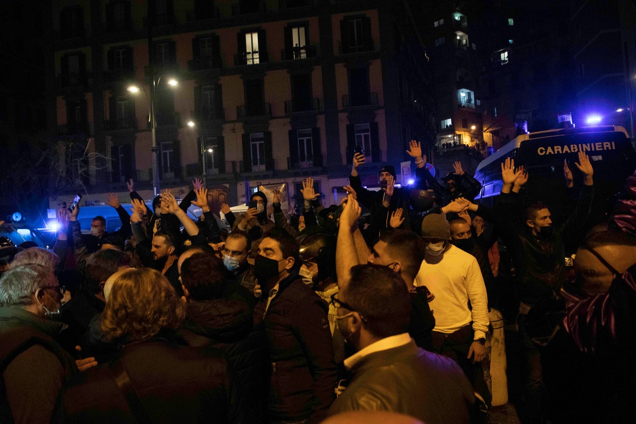 VIDEO | Lupte de stradă la Napoli între protestatari și forțele de ordine din cauza măsurilor anti-COVID luate de autorități