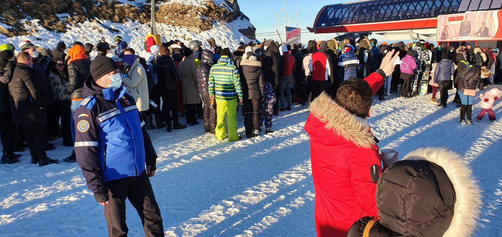 VIDEO | Mii de oameni au stat la coadă la telegondola din Poiana Brașov. Programul a fost prelungit