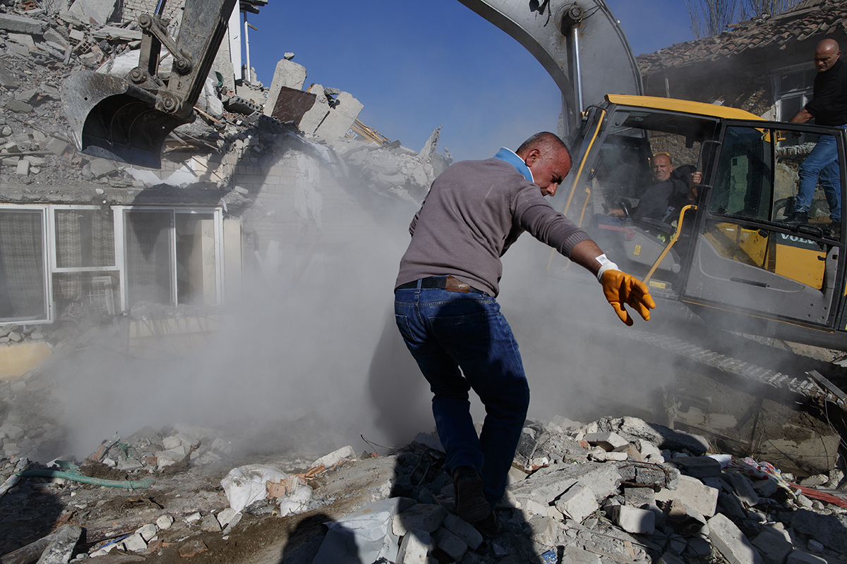 Cutremur devastator în Albania: 40 de morți și 658 de răniți. Momentul în care s-a produs seismul, surprins de camerele de supraveghere