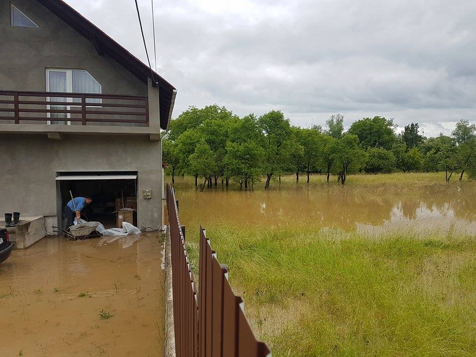 Inundații în Sighetu Marmației. Zeci de persoane, evacuate din calea apei