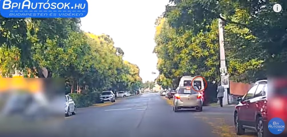 Szürreális jelenet Újbudán: belerongyolt egy furgonba az autó, miközben utasa vizes lufit vágott egy gyalogoshoz - videó