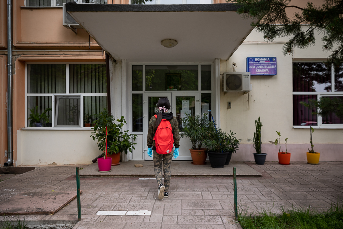 Cum a trăit o adolescentă de la sat redeschiderea școlii: “Mama muncește în Germania pentru mine și vreau să o fac mândră”