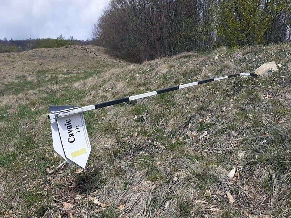 Lupta cu morile de vânt. Salvamontiștii refac singuri, în locul primăriilor, marcajele montane, pe care turiștii le vandalizează apoi. Stâlpii sunt furați de localnici și vânduți la fier vechi