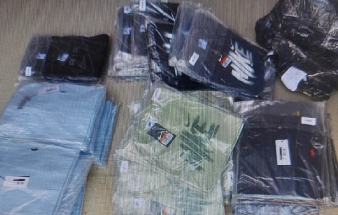 „Regele fake-urilor” a fost prins cu peste 17.000 de haine contrafăcute de la Nike, Polo, Boss și alte branduri și arestat în Serbia