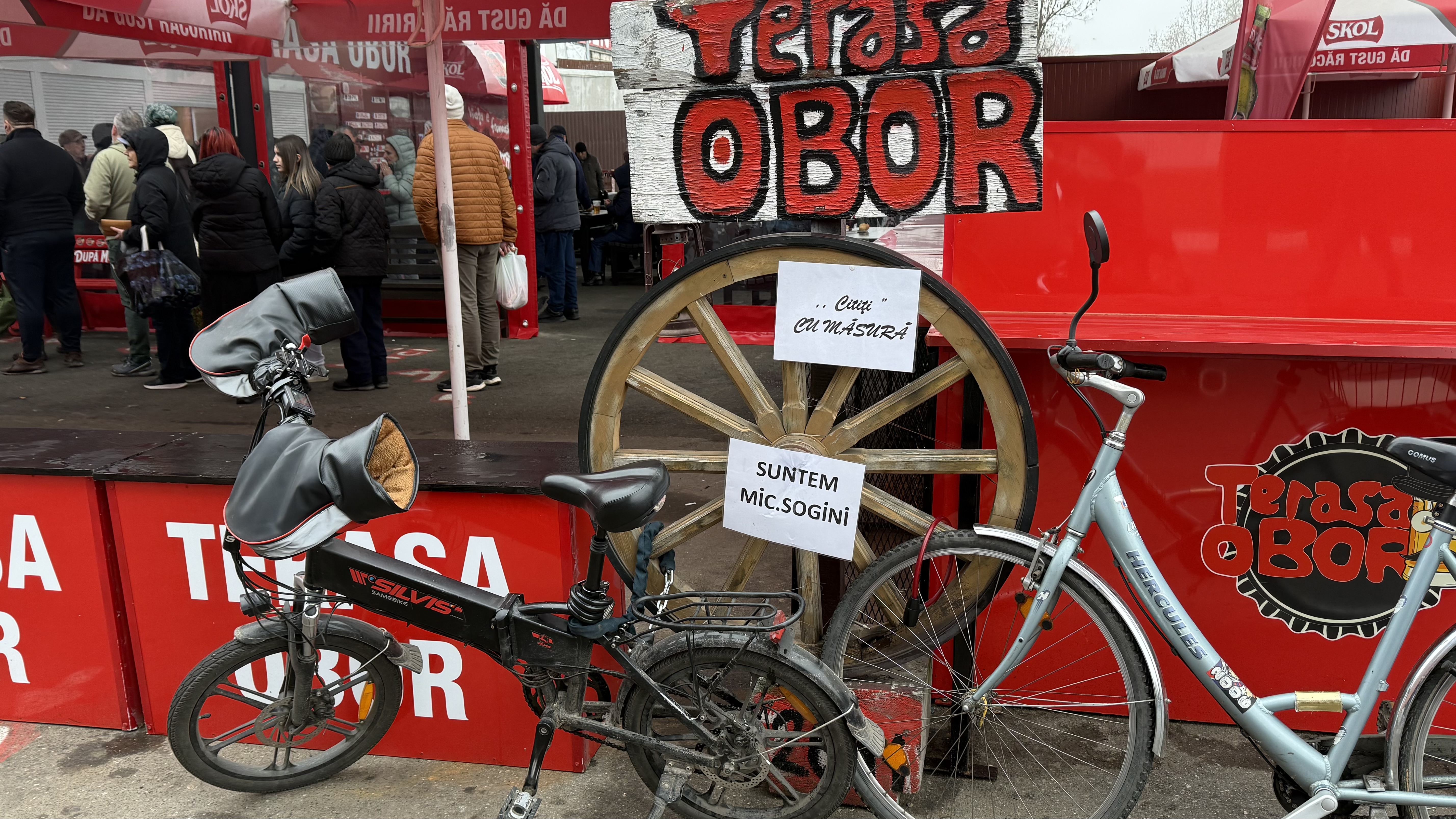 Terasa Obor și-a schimbat locația, dar cozile sunt la fel de mari. Cât costă un mic cu muștar în cea mai cunoscută piață din București