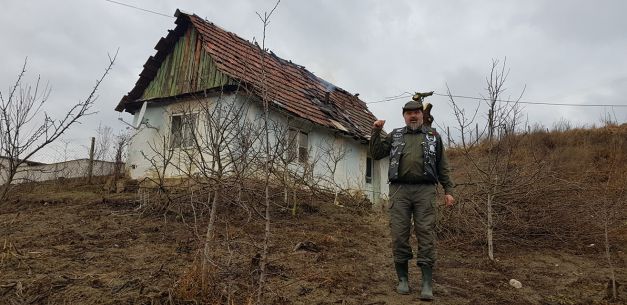 Povestea lui Nea Chipăruş, singur la 84 de ani, deși are 7 copii. Și-a ars dulapul și plapuma să nu moară de frig