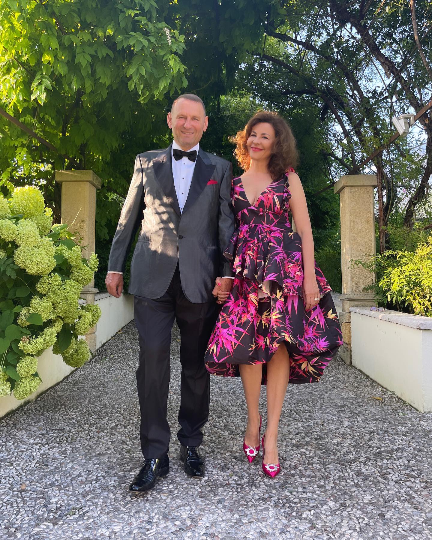 Fotografii cu casa în care locuiesc Adina Alberts și Viorel Cataramă. Vila arată ca un muzeu, la fel și grădina, unde au o fântână arteziană cu statui