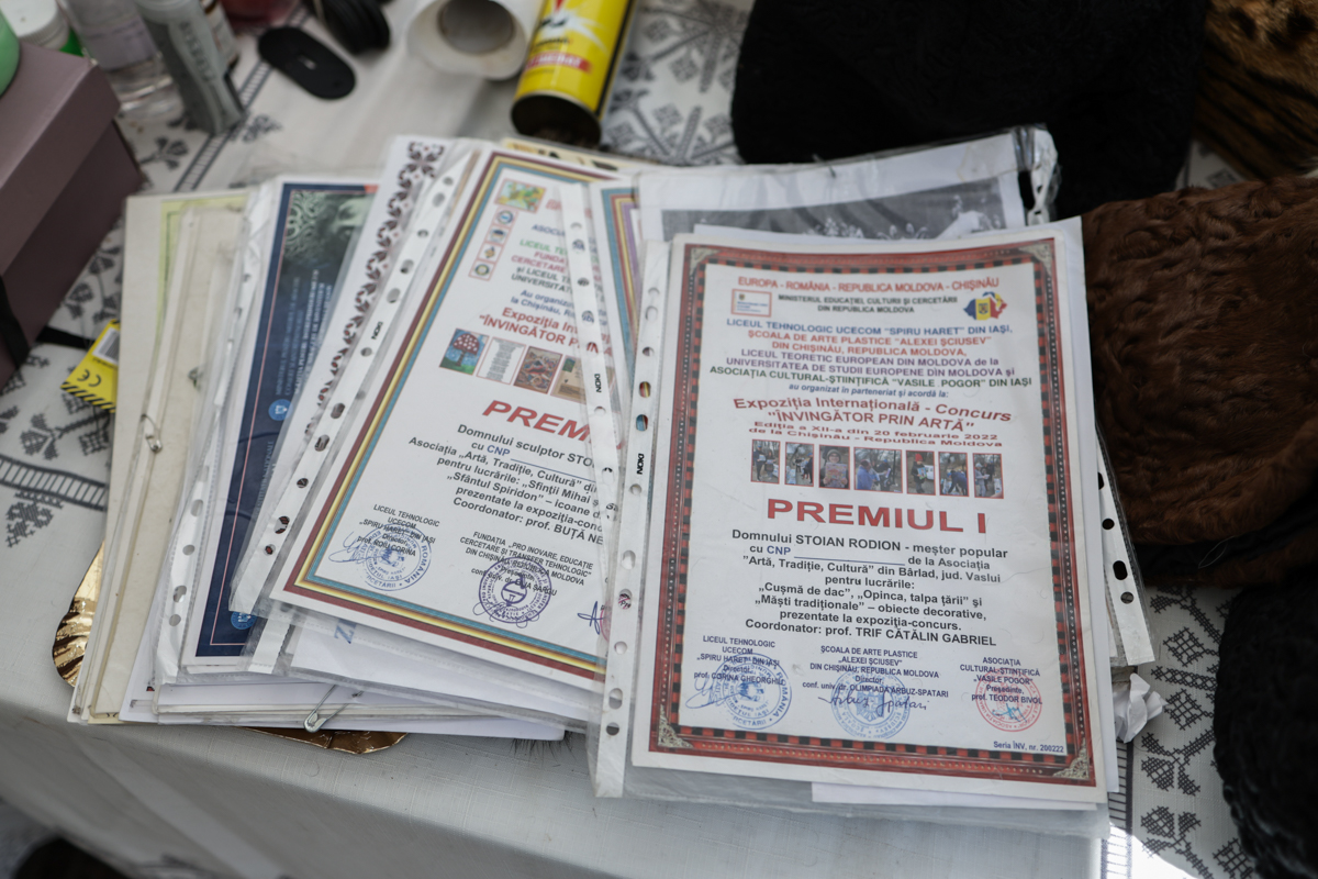 „Cred că las căciulile și opincile și mă apuc să vând țuică”. Povestea băcăuanului care l-a cunoscut pe Părintele Galeriu și a renunțat la preoție