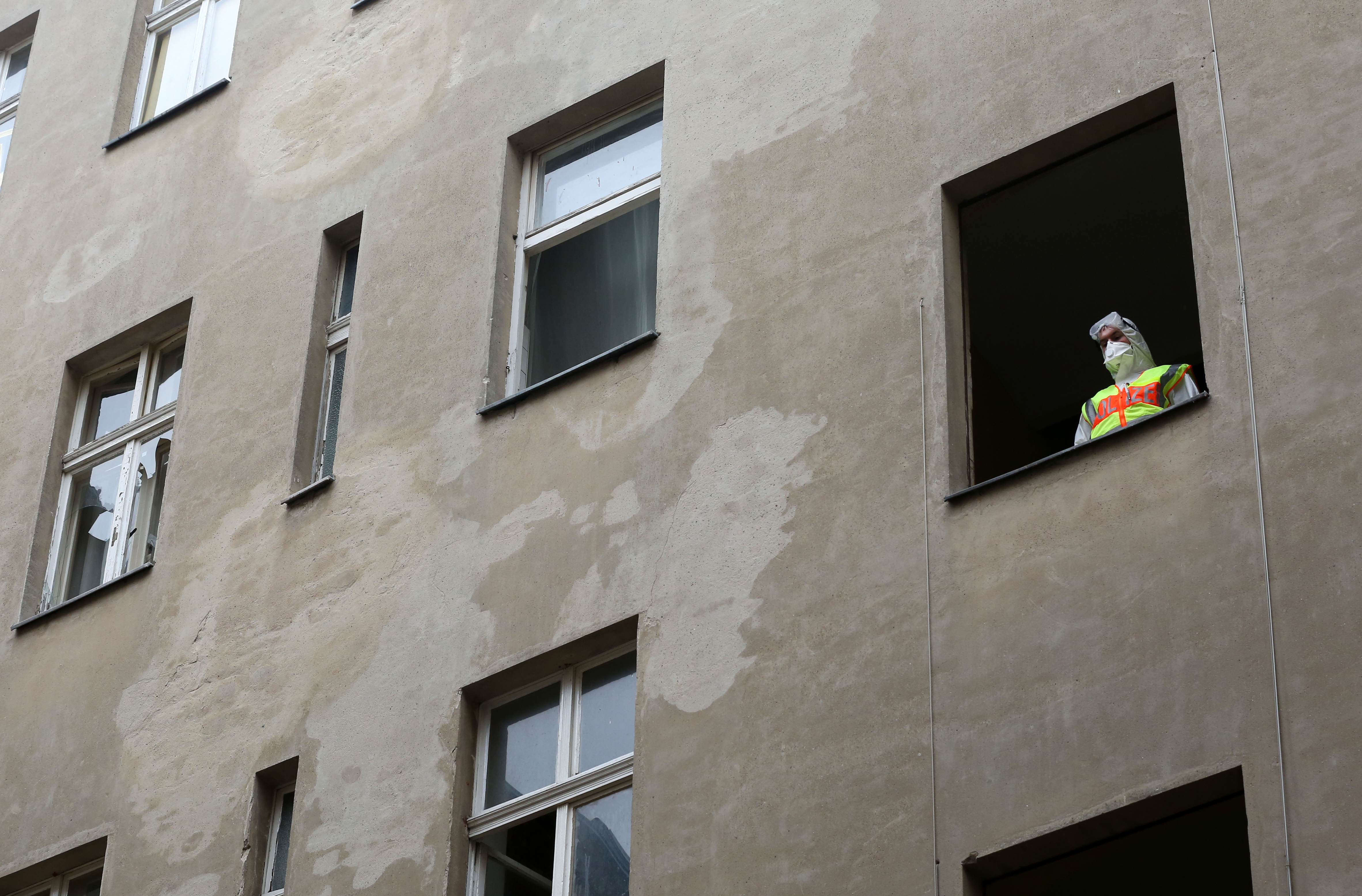 Zeci de români, evacuați dintr-o clădire din Berlin. Locul era focar de infecție