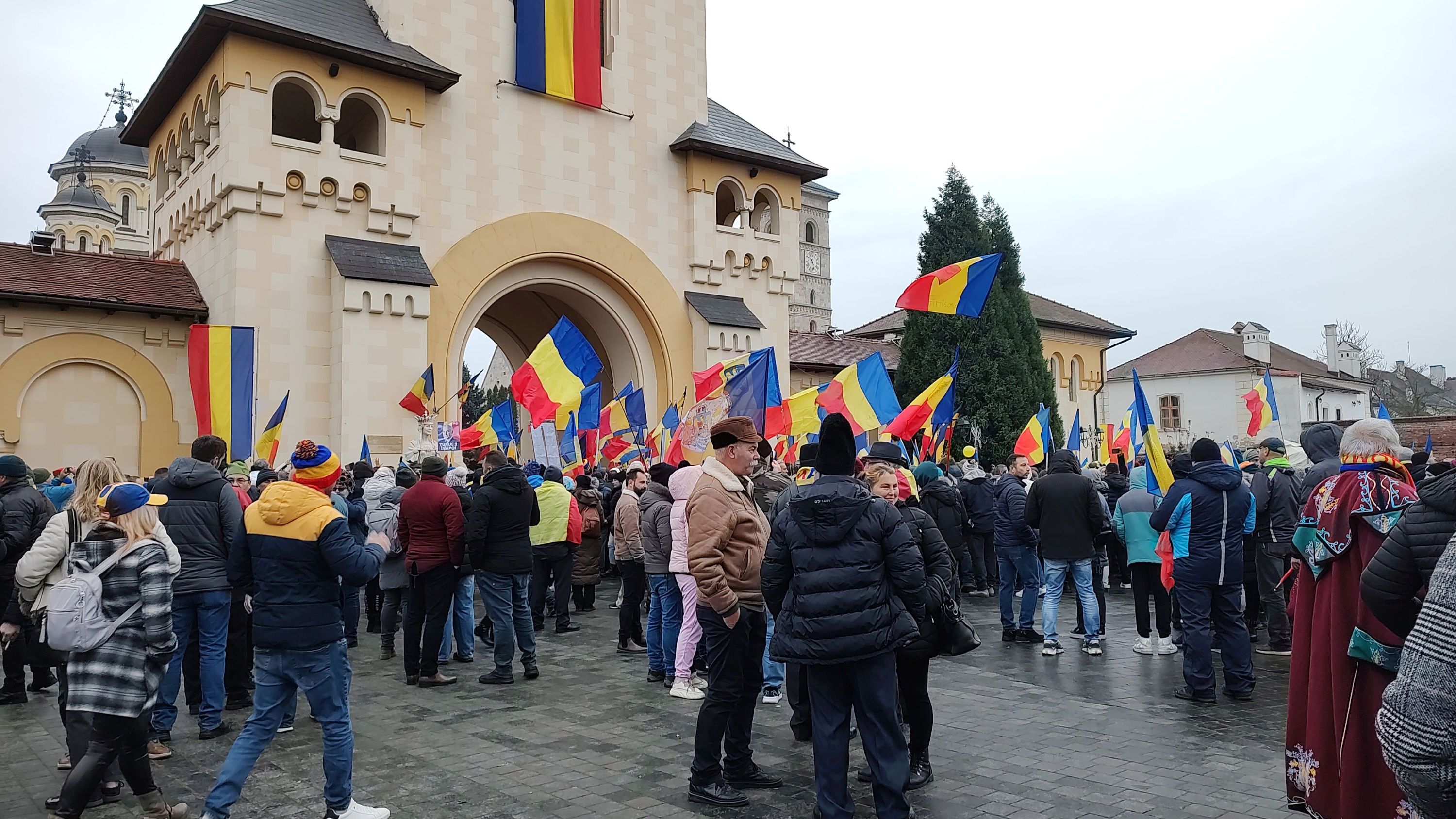 Ziua Națională în Suveranistan. Cum au ocupat Alba Iulia fanii lui Georgescu, Simion și Șoșoacă. Huiduieli fără precedent la intonarea imnului