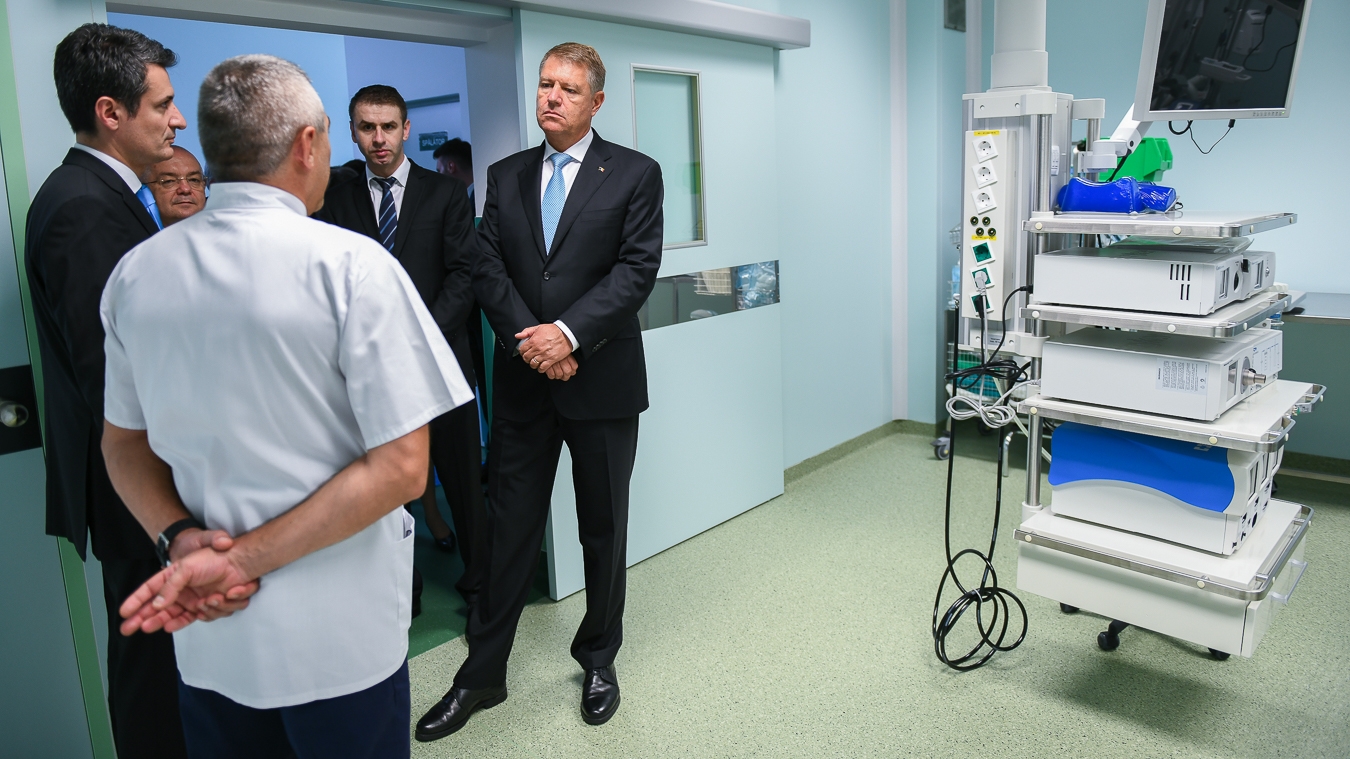 Iohannis, primit cu scandări la Institutul Oncologic din Cluj; S-a strigat ”Uniţi salvăm toată România" și ”Clujul vă susține!” (FOTO)