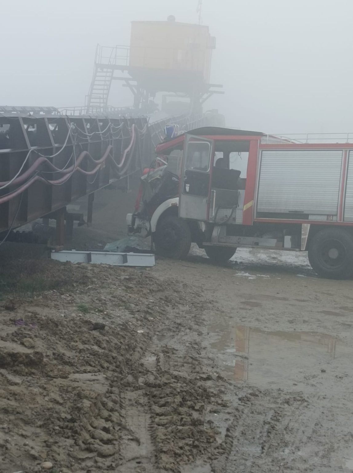 Accident la cariera Roșia, din Gorj. O mașină în care se aflau șase muncitori a intrat într-o bandă transportoare. Patru oameni au fost răniți