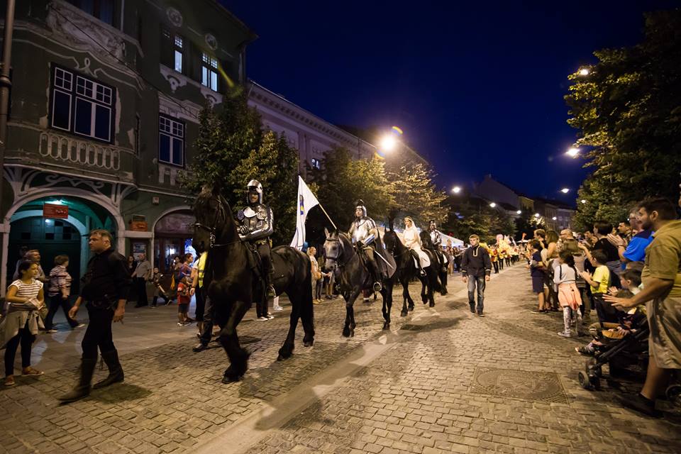Atmosferă de poveste la Festivalul Medieval din Sibiu 2017. Cavaleri, domnițe și rock medieval în Piața Mare