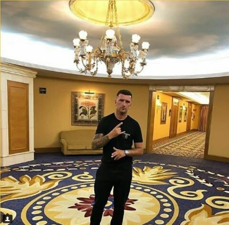 GALERIE FOTO| Gangsterii albanezi din Marea Britanie se laudă pe rețelele de socializare cu drogurile, armele și averile pe care le fac din afaceri ilegale