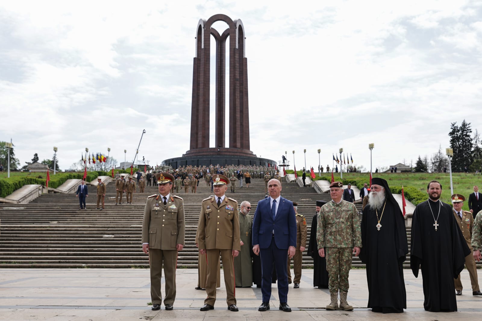 Ziua Forțelor Terestre 2025. Ilie Bolojan a vizitat fără Marcel Ciolacu expoziția de echipamente și tehnică militară din Parcul Carol | VIDEO