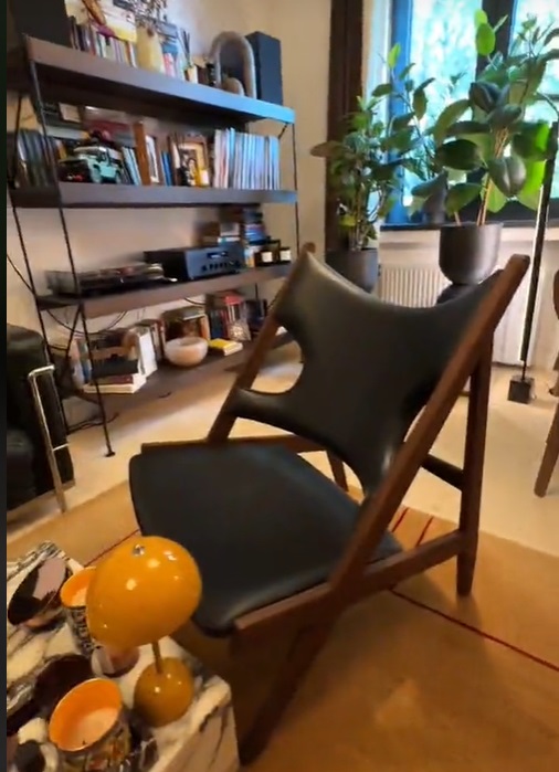 Imagini din apartamentul în care locuiește Maurice Munteanu. În sufragerie are o canapea vintage care costă 8.000 de euro