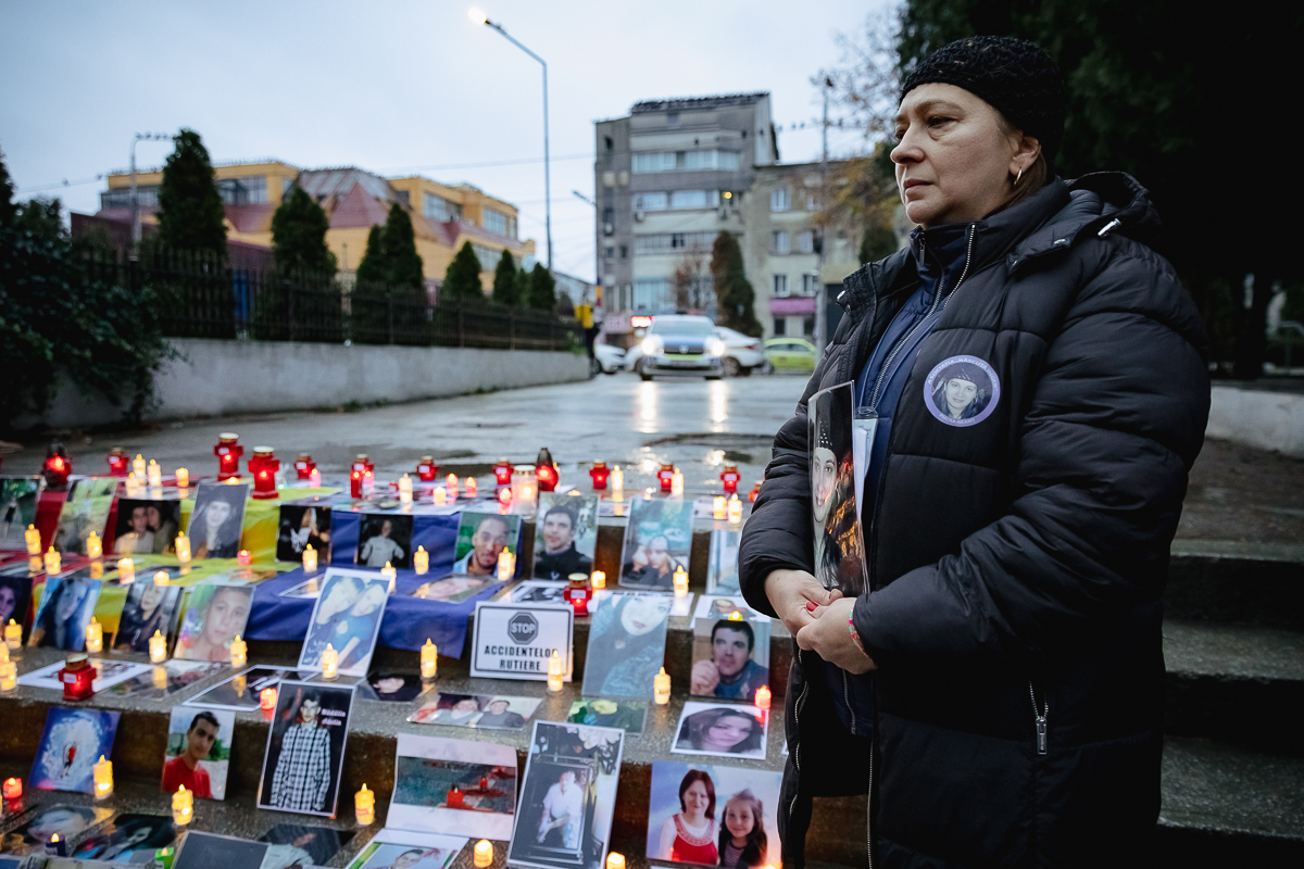 REPORTAJ. Victimele accidentelor auto au fost comemorate, la Bârlad, cu preot şi poliţişti: „Să nu mai avem asfalt însângerat!”
