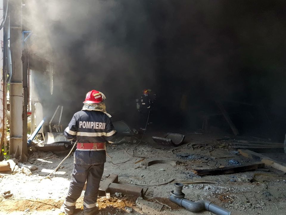 Incendiu la o hală dezafectată a termocentralei Doiceşti din Dâmbovița. Locuitorii din zonă, avertizaţi prin RO-ALERT
