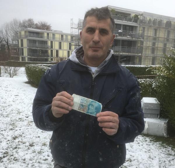 Și-a găsit după 10 ani portofelul pierdut. Ce a descoperit când s-a uitat în el
