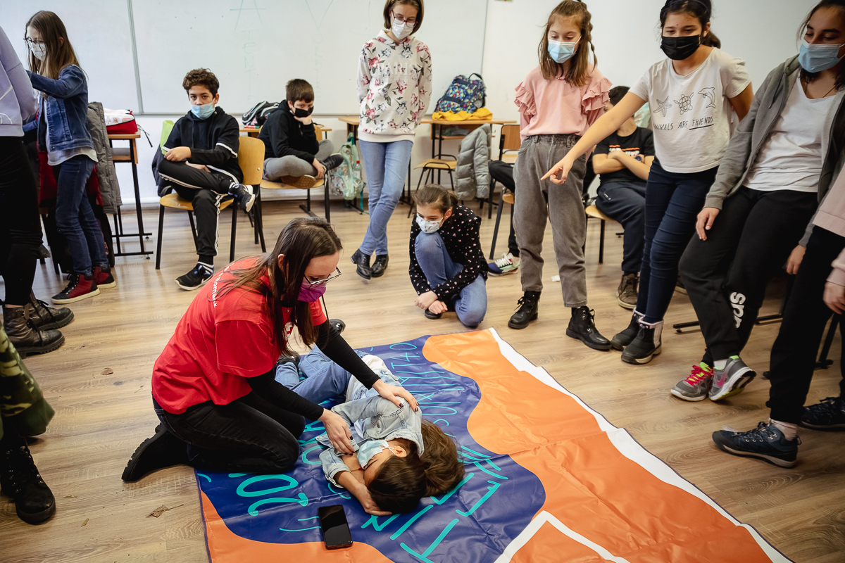 REPORTAJ. O tânără din București învață mii de copii și profesori ce trebuie să facă în caz de cutremur și cum să ofere primul ajutor. „Incendiul din Colectiv mi-a schimbat viața”