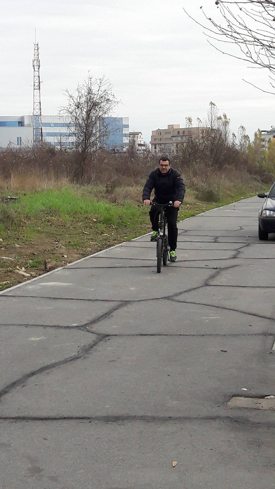 EXCLUSIV/ ”Limuzina” cu care Mihai Mărgineanu pleacă de la aeroport are... două roți!  De la manșa propriului avion, direct pe bicicletă!