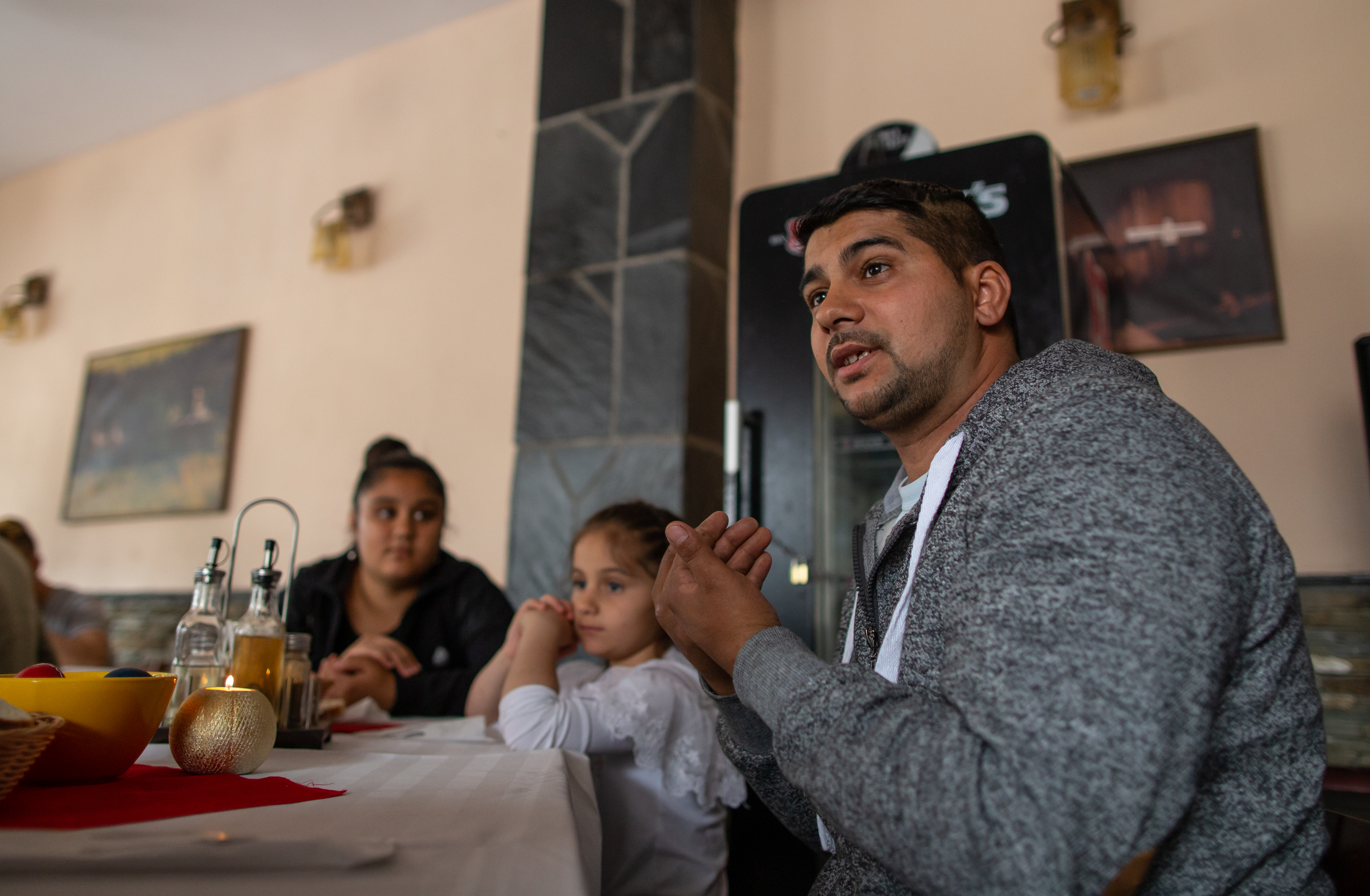 Cum au ajuns tatăl și fiica să fie colegi în clasa a VI-a și înțelepciunea romilor învățați cu discriminarea