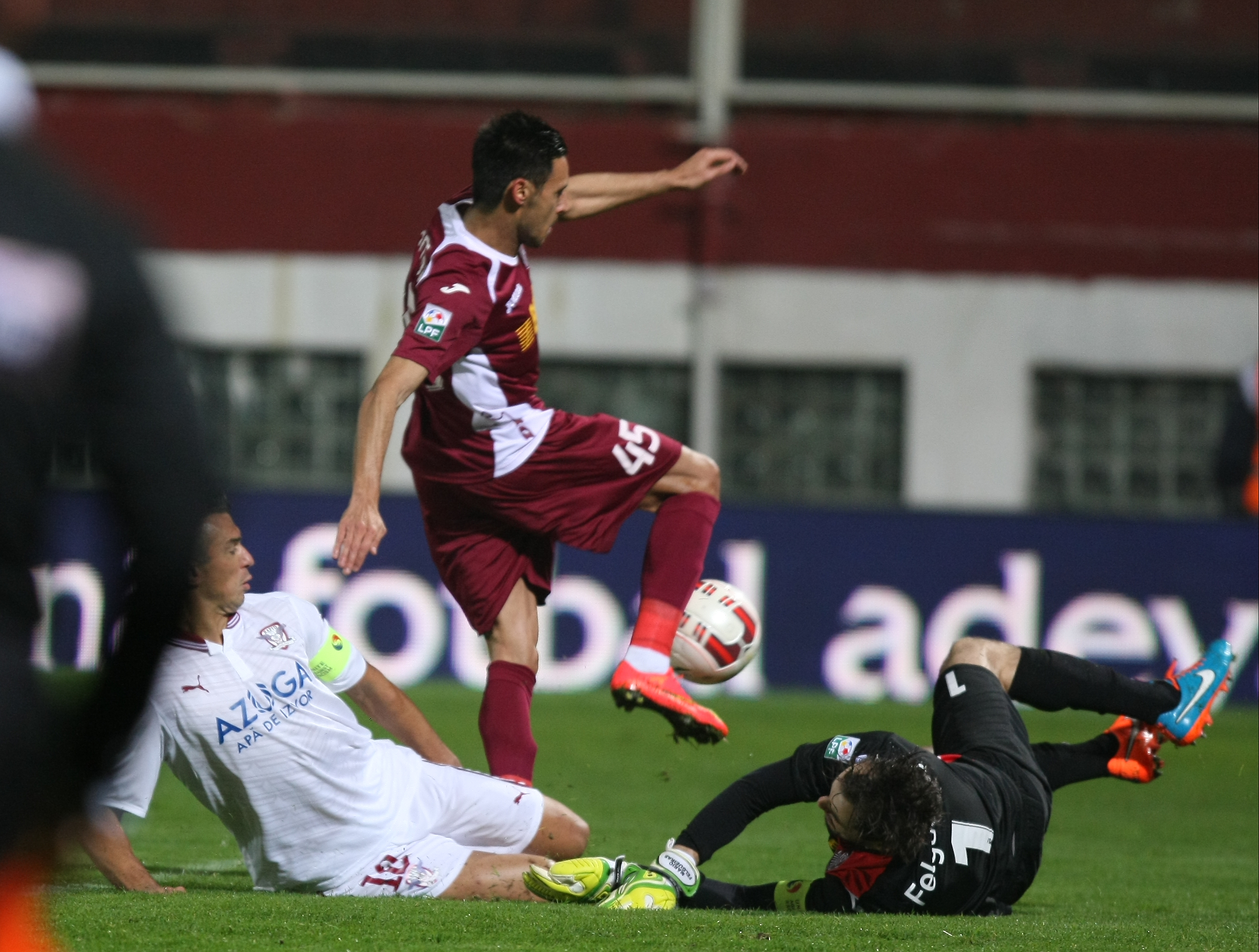 VIDEO/ Cupa României, optimi: Rapid - CFR Cluj 1-2. I-au deraiat pe final