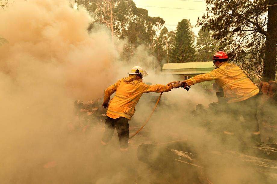 Australia e în flăcări. Incendiile sunt prea mari pentru a mai fi stinse, orașele se sufocă în fum