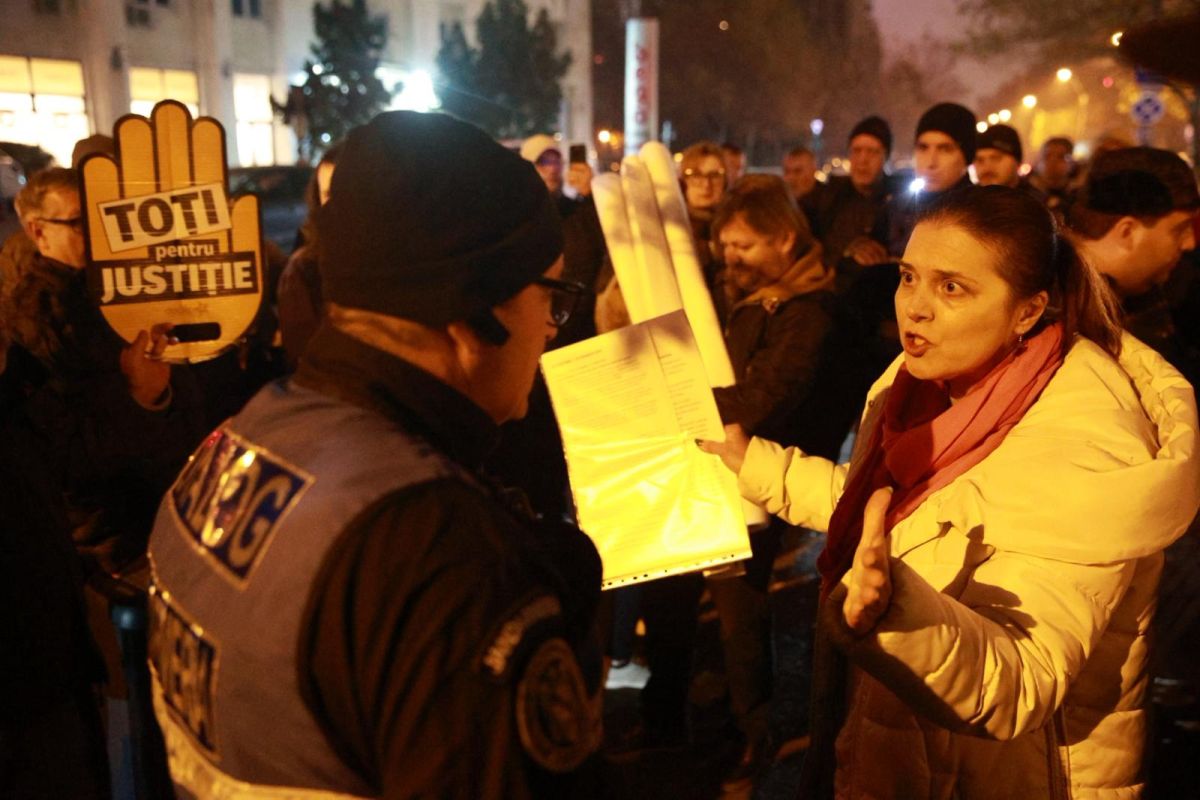 Protest în fața CSM după valul de infractori eliberați: „Pentru furt, abuz și mită vine Lia și te-achită”
