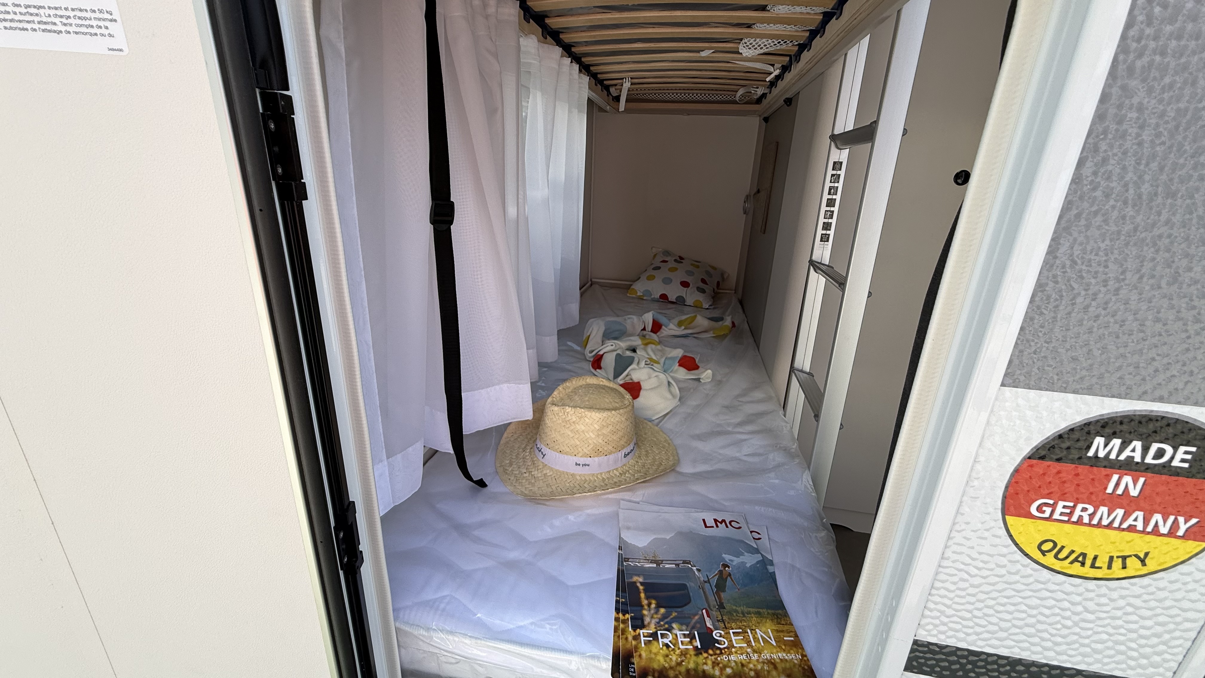 Românii renunță la hotelurile de cinci stele și aleg „apartamente pe roți”. Cât costă cel mai scump model și ce facilități are