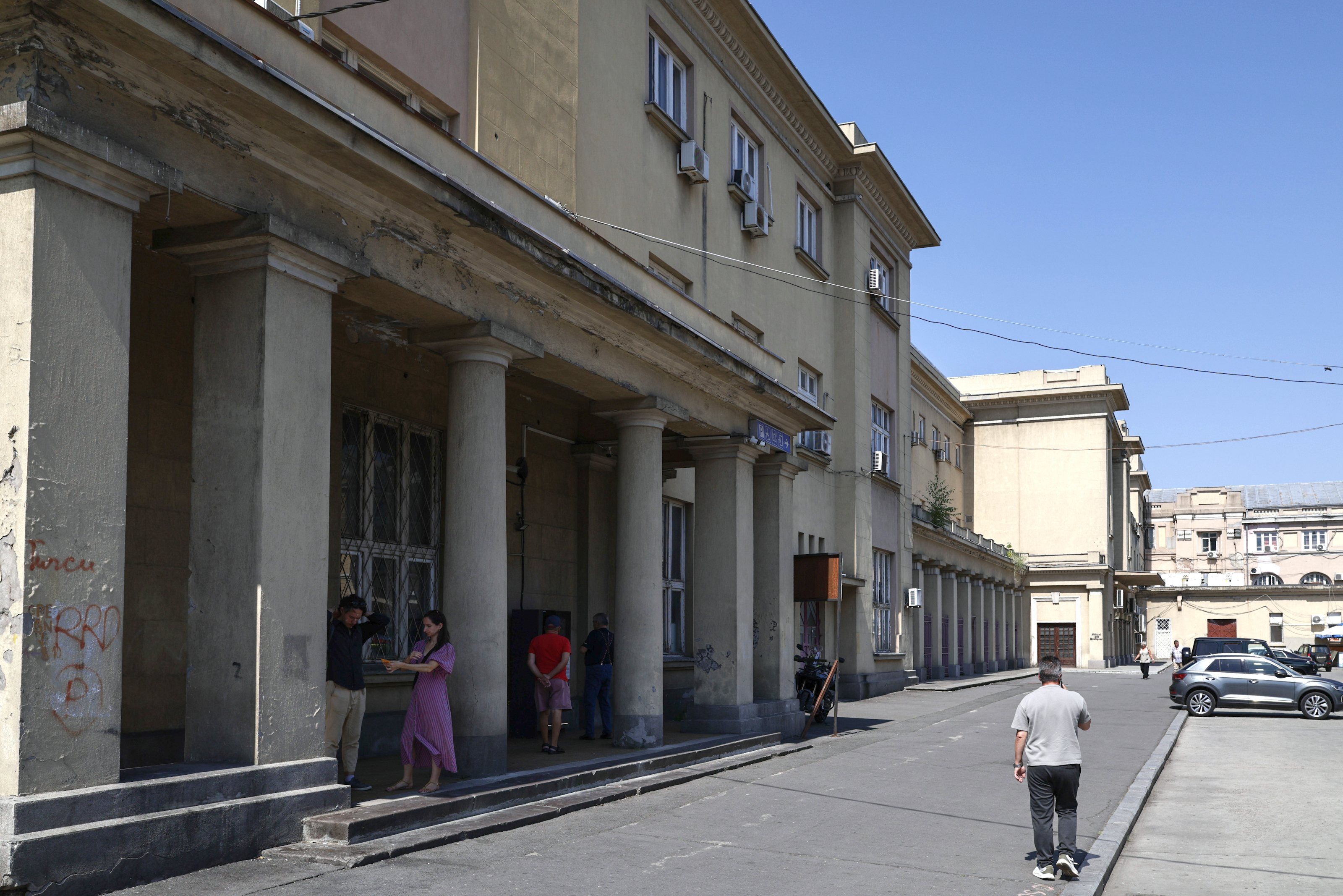 Icoane, merdenele și chiloți. Între istorie și mizerie: ce s-a ales de una dintre cele mai importante clădiri din București